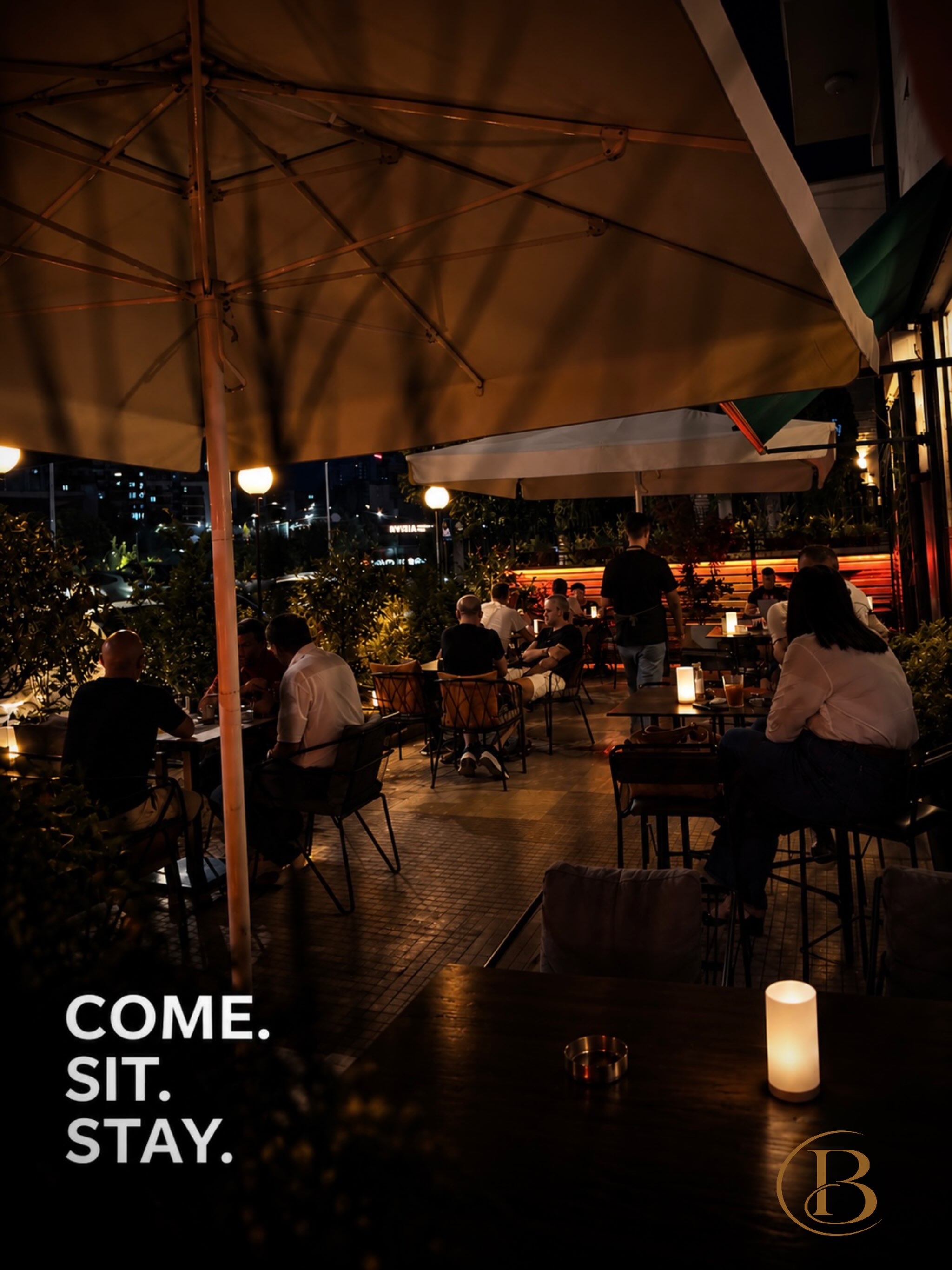 Terraca e Boka Lounge në mbrëmje