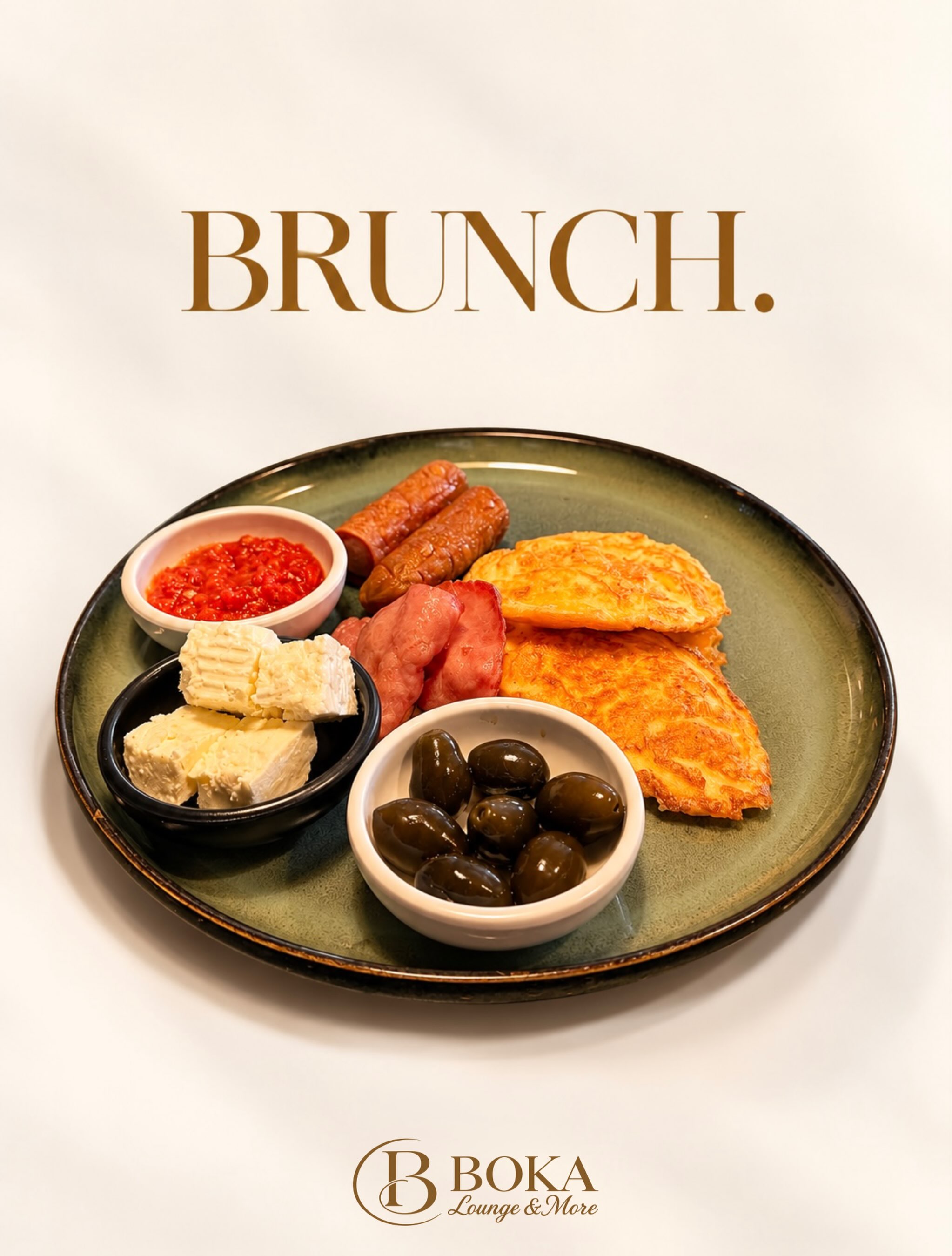 Pjatë brunch me vezë, suxhuk, djathë dhe ullinj