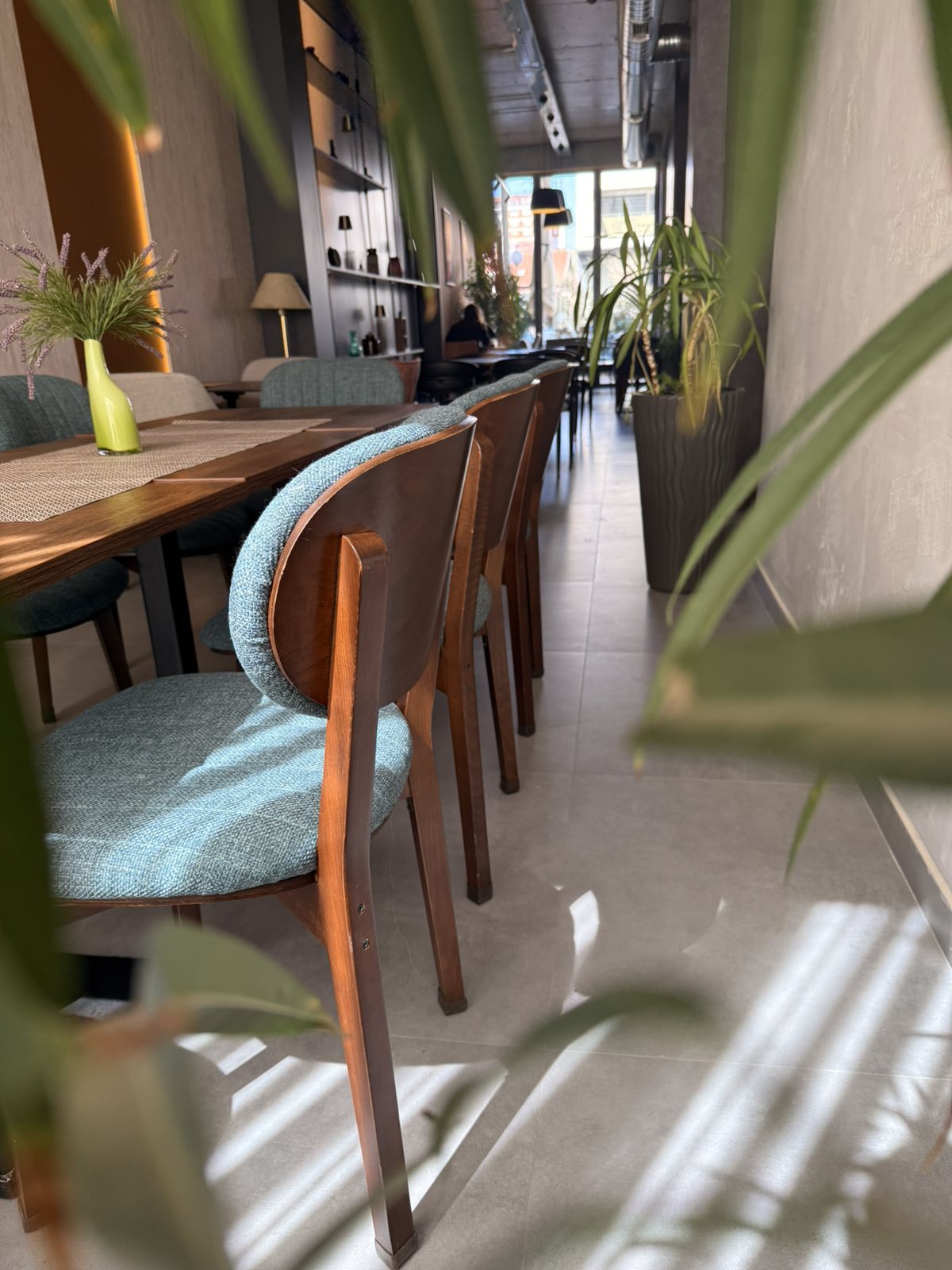 Tavolina e gjatë në sallën e Boka Lounge