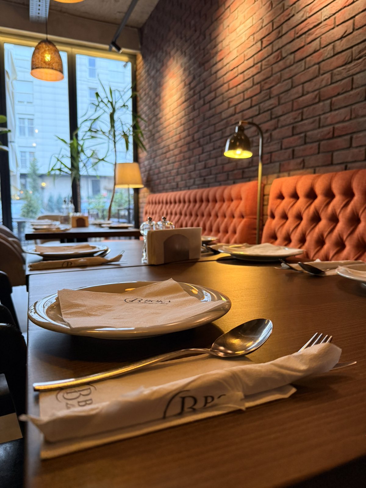 Tavolinë e shtruar në Boka Lounge